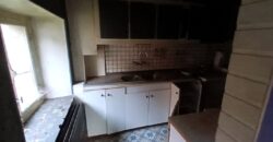 Très grande maison en pierres du pays.