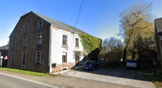 Très grande maison en pierres du pays.