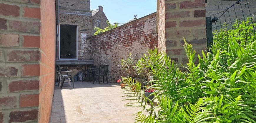 Maison deux chambres avec garage et jardin
